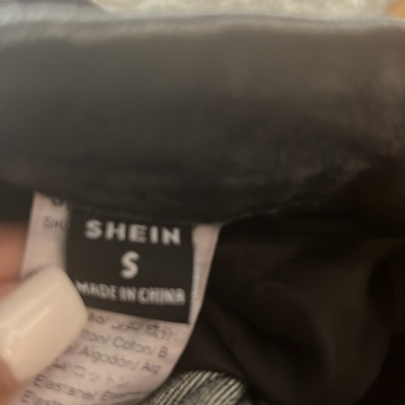 High Waisted Graphic Jeans - Picture 3 of 3